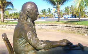 비니시우스의 작품 "Uma tarde em Itapuã"를 기념하는 조각상