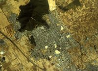 하치만 지구 주변의 항공 사진.사진 왼쪽 상단의 산이 하치만 산. 하치만 산 남동쪽 기슭의 마을이 하치만 전통적 건조물군 보존 지구.1982년 촬영한 8장을 합성 제작. 국토교통성 국토지리원 [https://mapps.gsi.go.jp/ 지도·항공 사진 열람 서비스]의 항공 사진을 기반으로 제작.