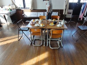 애니메이션에서 경음악부가 사용한 방의 모델이 된 도요사토 초등학교의 방. 팬들은 애니메이션에 나오는 아이템으로 방을 장식했다.