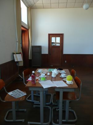 작품의 실제 배경으로 쓰인 토요사토 초등학교의 모습. 애니메이션 방영 이후 '방과 후 티타임'의 모습으로 장식되어 있다.