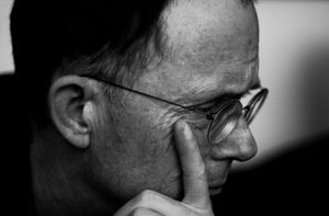 깁슨은 단편 소설과 소설 외에도 여러 영화 시나리오와 텔레비전 에피소드를 썼다.