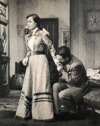 니나 역의 구스다 가오루, 트리고린 역의 다키자와 오사무 (하이에자 극장, 1954년)