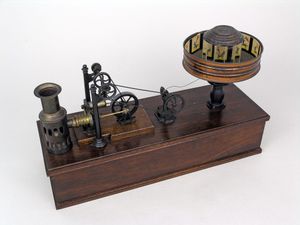 독일 뉘른베르크의 에른스트 플랭크가 제작한 키네마토포: 소형 열기 엔진으로 구동되는 프락시노스코프의 변형