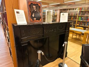 브레넌 농가(Brennan Farmhouse)에서 가져온 장식장으로, 컬럼비아 대학교(Columbia University)에 소장되어 있으며, "레이븐 장식장"으로 알려져 있다.