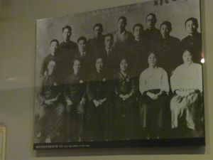 최용신 기념관의 이 오래된 사진은 소설의 주인공들에게 영감을 준 최용신과 그녀의 동료 활동가들을 묘사한 것으로 보인다.