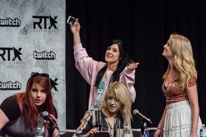 2017년 RTX 행사에서 주연 성우 린제이 존스, 카라 에버를, 에린 젝, 바바라 던켈만