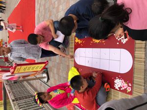 설날(뗏) 베트남 하노이 빈홈 타임스 시티에서 하는 오 안 콴 게임