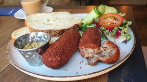 Rundvleeskroketten(소고기 크로켓). 소고기 라구로 채워진 네덜란드식 크로켓으로, 도스부르크 머스타드와 빵과 함께 제공된다.