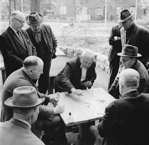 1967년 에르푸르트 공원에서 스카트 게임을 하는 사람들