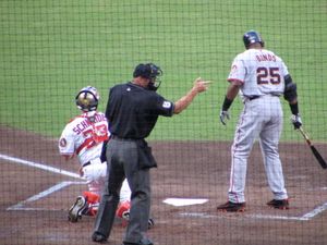 배리 본즈(25)에게 스트라이크를 선언하는 심판