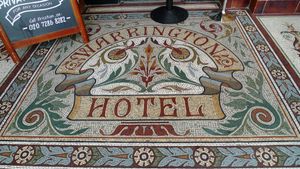 아르누보 모자이크, 영국 입구에 있는 모자이크