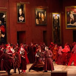 도밍고(오른쪽에서 두 번째)가 2014년 잘츠부르크 페스티벌에서 프란체스코 멜리 (왼쪽 끝, 칼을 들고)와 함께 일 트로바토레에서 바리톤으로 출연