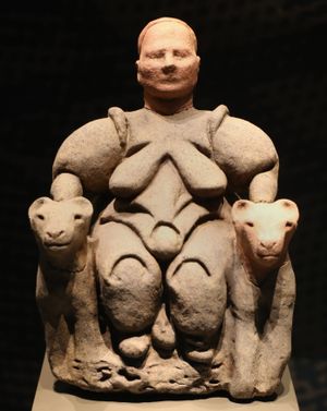 여성의 성적 특징을 과장한 진흙 조각품. 초기 농경지에서 전형적으로 나타나는 모습이다. 튀르키예 중남부의 차탈회위크에서 발굴되었다.