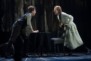 2019년 뉴질랜드 오페라 프로덕션에서 플로라와 마일스 역을 맡은 알렉사 하우드와 알렉산드로스 스왈로우