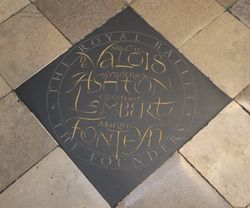 로열 발레단 창립자들을 기리는 바닥 석판