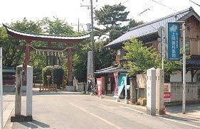 오프닝에서는 이 그림과 같은 앵글의 그림이 배경으로 사용되는 장면이 있다.