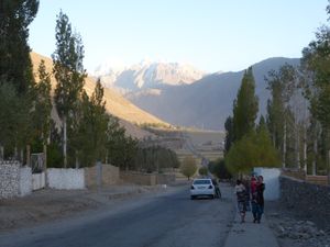 타지키스탄 이쉬코심의 배경에 힌두쿠시 산맥