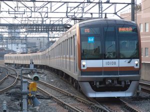 신선 이케부쿠로 행 열차(도쿄 지하철 10000계)