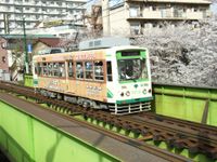 랩핑 광고가 씌워진 7000형 (가쿠슈인시타 부근, 2006년 4월 1일 촬영)