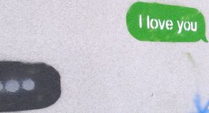 왼쪽에는 "사랑해"라는 문자 메시지와 타원 부호가 타이핑 알림 표시기로 묘사된 벽화가 있다.