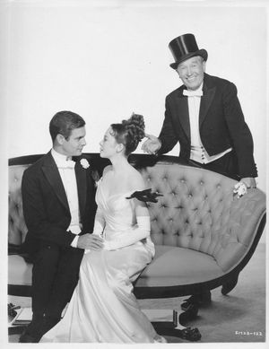 레슬리 카론과 루이 조르당, 모리스 슈발리에가 지지 (1958) 세트장에 있는 모습.