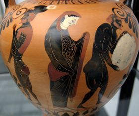 네키아. 페르세포네는 저승에서 시시포스가 그의 돌을 미는 것을 감독한다. 아티카 흑색 그림 암포라, 기원전 530년경. 불치 출토. 슈타아츠리히 안티켄잠룽겐