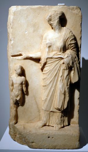 엘레우시스의 5세기 BC 페르세포네의 수반석 부조, 엘레우시스 고고학 박물관