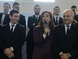 사벨라(오른쪽)가 2014년 크리스티나 페르난데스 데 키르치네르 및 리오넬 메시와 함께