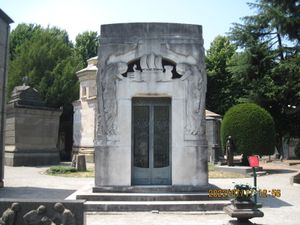 블라디미르 호로비츠는 이탈리아 밀라노의 치미테로 모누멘탈레에 있는 토스카니니 가족 묘지에 묻혔다. 2022년 7월 17일 촬영.