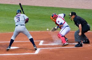 원바운드된 투구를 몸으로 막는 포수.