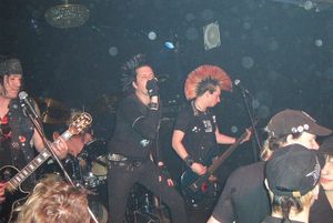 올블랙 의상을 입은 아나코 펑크 밴드 토탈 카오스