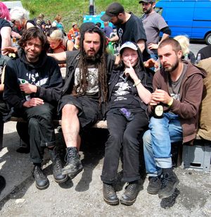 크러스트 펑크 팬 또는 크러스티 그룹