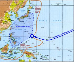 서태평양 지도. 일본 방어선을 표시하는 주황색 선은 쿠릴 열도에서 뉴기니와 자바까지 뻗어 있다. 일본과 필리핀과 겹치는 B-29 폭격기의 작전 반경을 보여주는 호가 있다.