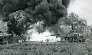 M3 스튜어트 전차에 론슨 화염 방사기를 장착한 "사탄"이 1944년 6월 사이판에서 일본군 호를 소각하고 있다