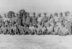 항복한 오바 사카에(大場栄) 대위(陸軍大尉)와 부하 47명.