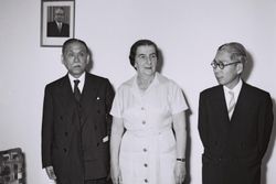 아시다 히토시 (왼쪽) 1958년 이스라엘 방문 중 골다 메이어 및 주 이스라엘 일본 대사 네기시 구니요시와 함께