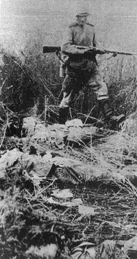 소련 군이 일본군 시체 위를 지나 진격하고 있다