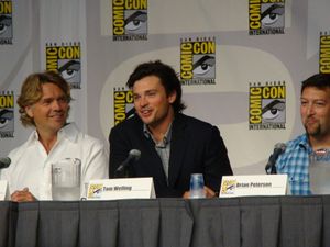 슈나이더(왼쪽)가 스몰빌의 공동 출연자 톰 웰링과 제작자 브라이언 피터슨과 함께 있는 모습.