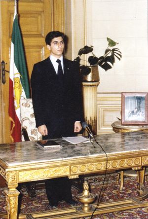 레자 팔라비가 1980년 10월 31일 카이로의 쿠베 궁전에서 이란의 새로운 국왕으로 즉위하는 모습