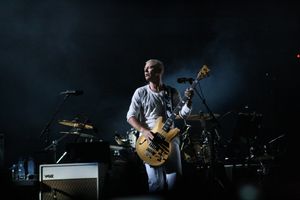 2010년 워윅 스타 베이스를 연주하는 클레이턴