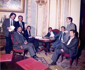 사파테로(Zapatero)가 1988년 사회노동당(PSOE) 동료 의원들과 의회 회의 중 휴식을 취하고 있다.