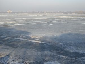 겨울철에 완전히 결빙된 하얼빈시 북부 쑹화강