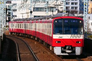 2022년 11월부터 낮 시간대 일부 쾌특을 대체하는 형태로 특급이 설정되었다(2023년 2월 신바바역)