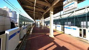 하스네 역에 설치된 갱신 후 스크린도어