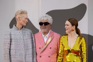 2024년 더 룸 넥스트 도어 행사에 참석한 무어, 틸다 스윈튼 및 페드로 알모도바르