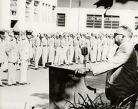 장교단 앞에서 연설하는 로물로 베탕쿠르