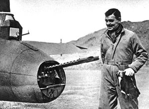 1943년 영국에서 8군 공군(8th Air Force) 보잉 B-17 플라잉 포트리스와 함께 있는 게이블
