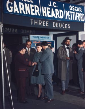 1948년 7월 52번가 쓰리 듀시스 나이트클럽에서 어롤 가너, J. C. 허드와 공연 중인 페티포드 (사진: 윌리엄 P. 고틀리브)