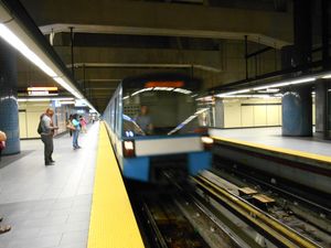 몬트모렌시역에 도착하는 열차 (몬트리올 지하철)