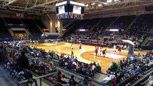 개조된 경기장에서 메인 레드 클로스가 경기를 하는 모습.